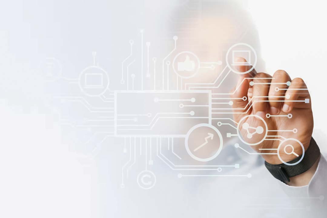 Executivo desfocado, tocando em um ícone desenhado em tela transparente, onde podemos ver alguns ícones de tecnologia contábil desenhados