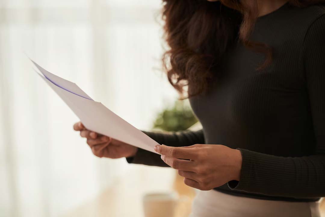 Mulher analisando documento da empresa