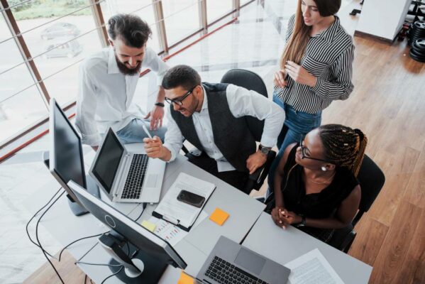 grupo-multinacional-pessoas ocupadas-trabalhando-escritório