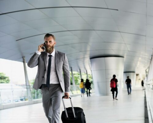 empresários-caminhar-ligar-telefone-bagagem-viagem de negócios