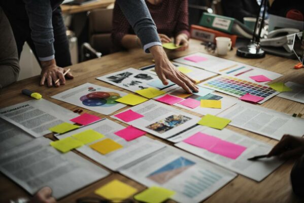 empresarios-estao-fazendo-um-brainstorming