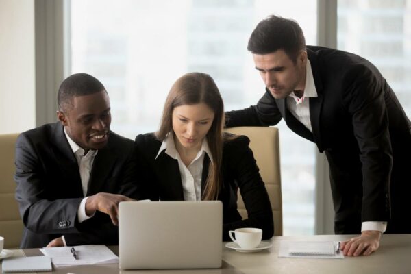 colegas de negócios multinacionais trabalhando juntos