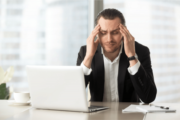 Homem preocupado com envio de Nota Fiscal.