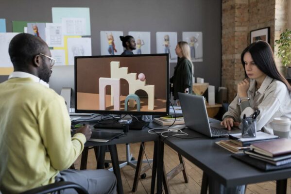 pessoas-trabalhando-juntas-em-uma-agencia-que-tem-como-cliente-um-escritório-de-contabilidade
