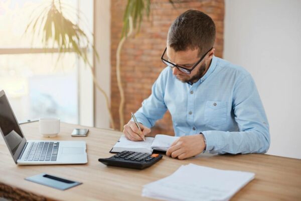 jovem-caucasiano-homem-gerente-óculos-sentado-empresa-escritório