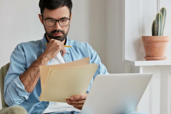 profissional-especialista-em informatica-trabalhando-em-casa