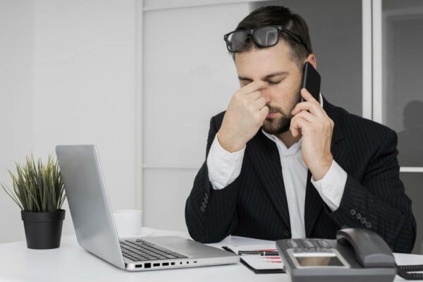 empresario-tendo-um-dia-dificil-no-escritorio