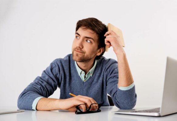 pensativo-problemático-jovem-trabalhador-de-escritório-sem-ideias-desviar-o-desvio-com-fazendo-cara-séria-tentando-pensar-ideias-nova-história-segure-planejador-lápis
