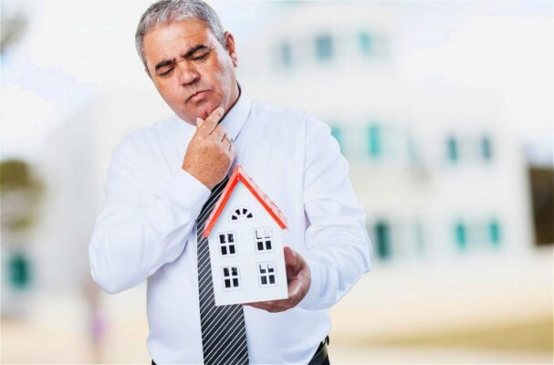 homem-mais-velho-com-as-maos-na-casa