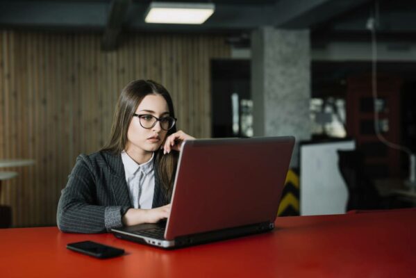 terno-de-mulher-de-negócios-usando-mesa-laptop